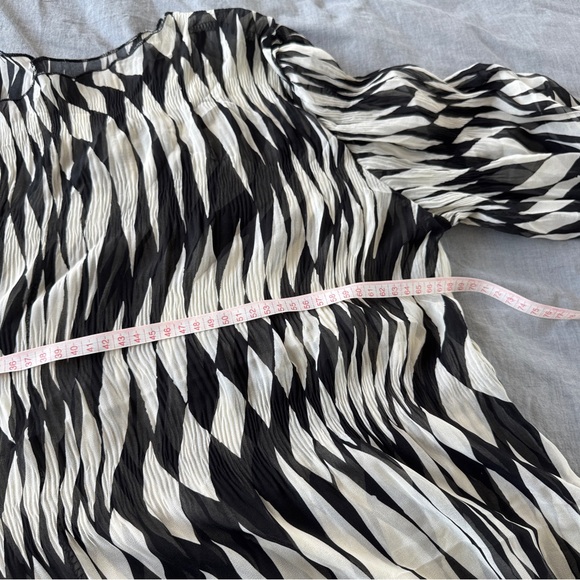 Black and White Oversized Chiffon Contrast Pattern Dress - Picture 5 of 6